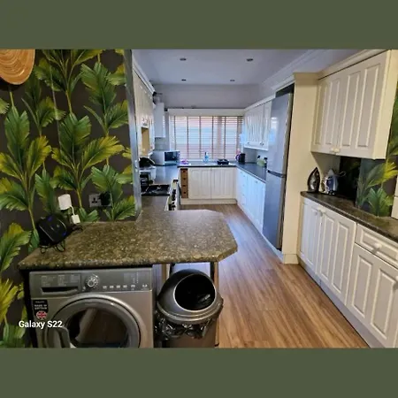 The White House Проживание в семье Барроу-ин-Фернесс